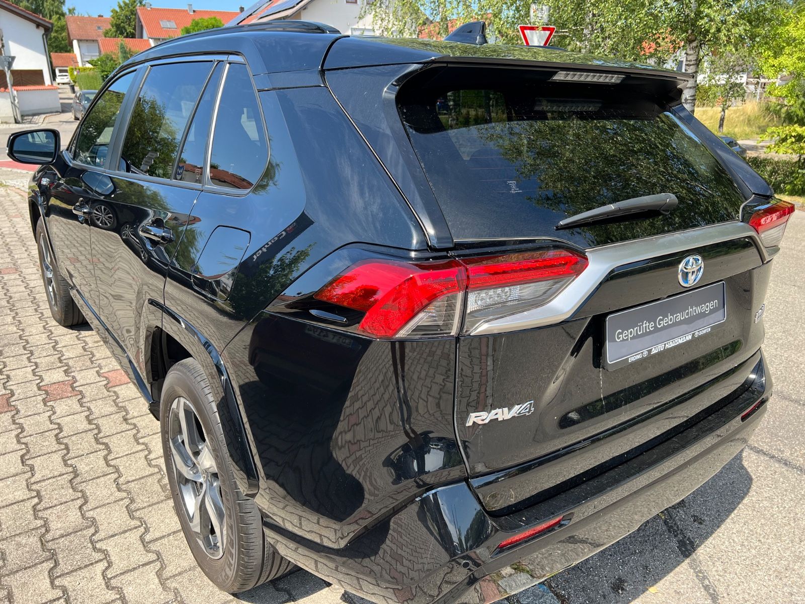 Toyota RAV 4 2.5 Plug-In Hybrid 4x4 - Samsaru's Car Outlet