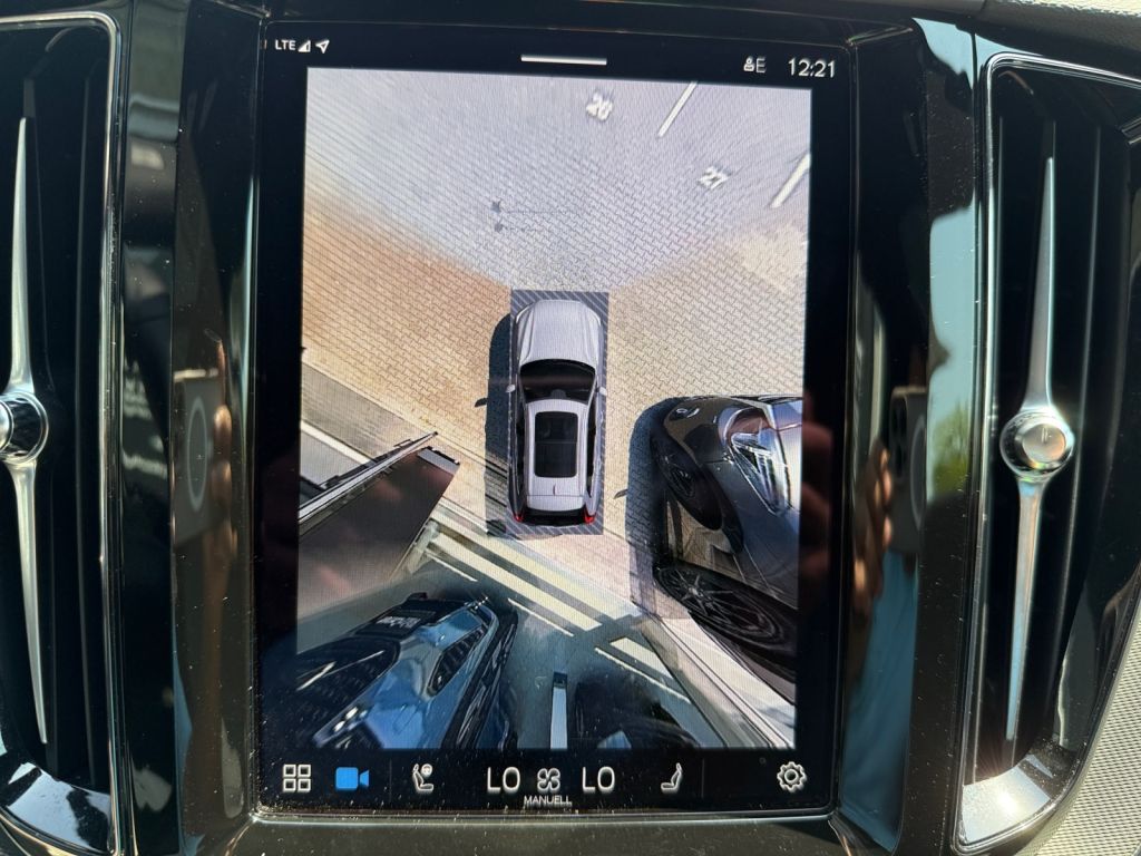Volvo XC60 T8 AWD Plug-in Hybrid Plus - Samsaru's Car Outlet