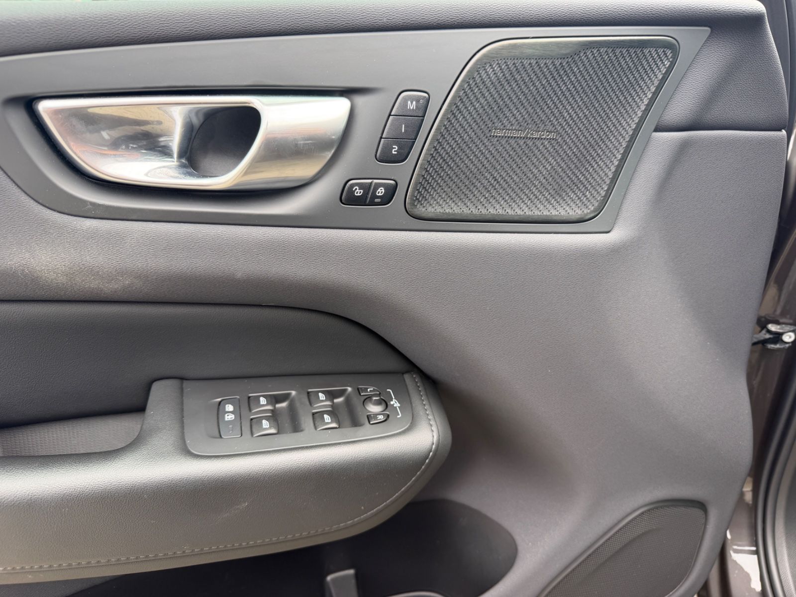 Volvo XC60 T8 Ultimate Dark Recharge HEICO V-Max offen