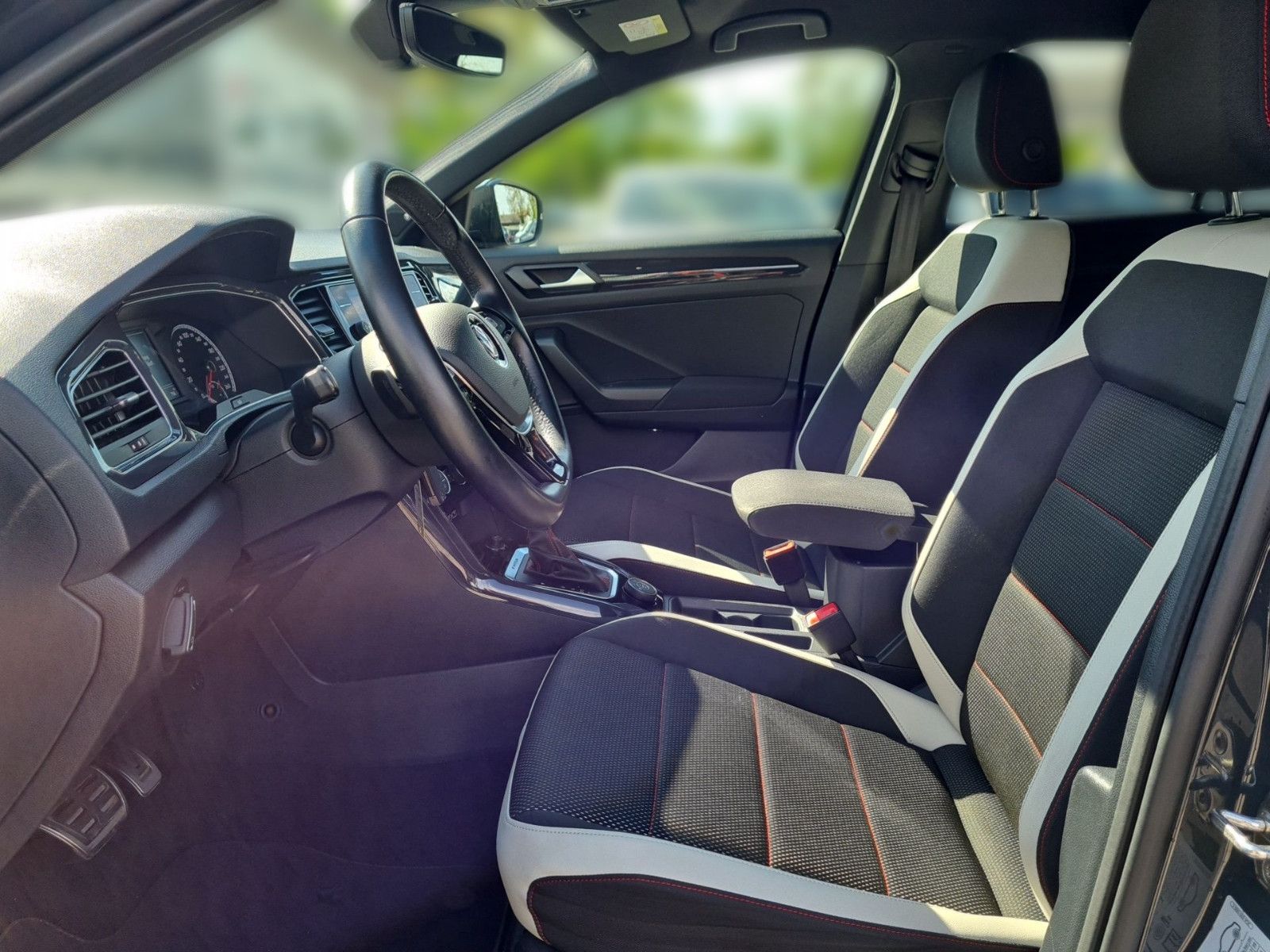 Volkswagen T-Roc 2.0 TDI Sport 4Motion - Samsaru's Car Outlet