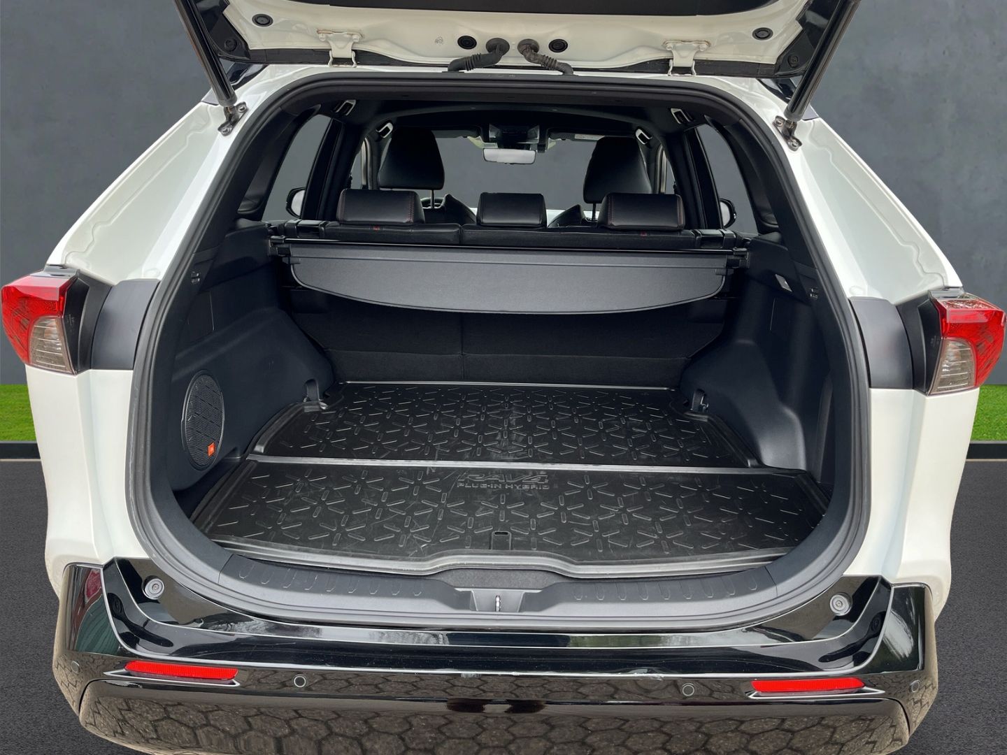 Toyota RAV 4 Plug-in Hybrid 4x4 - Samsaru's Car Outlet