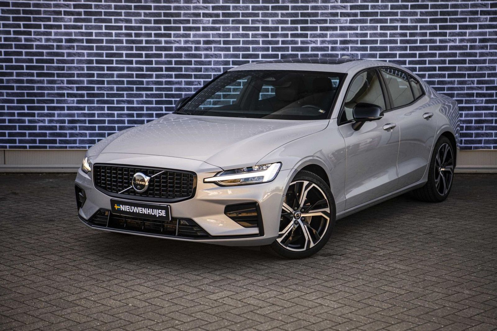 Volvo S60 2.0 B4 Plus Dark | Panoramisch schuif/kantel