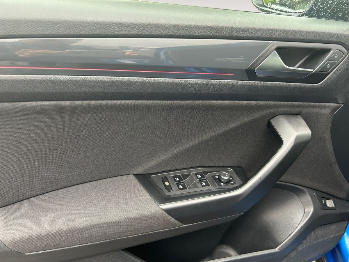 Volkswagen T-Roc 1.5 TSI Sport R-Line - Samsaru's Car Outlet