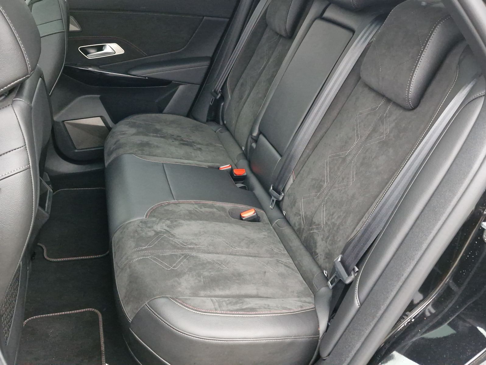 DS Automobiles DS7 Crossback PHEV 225 e-AT Performance Line Nav