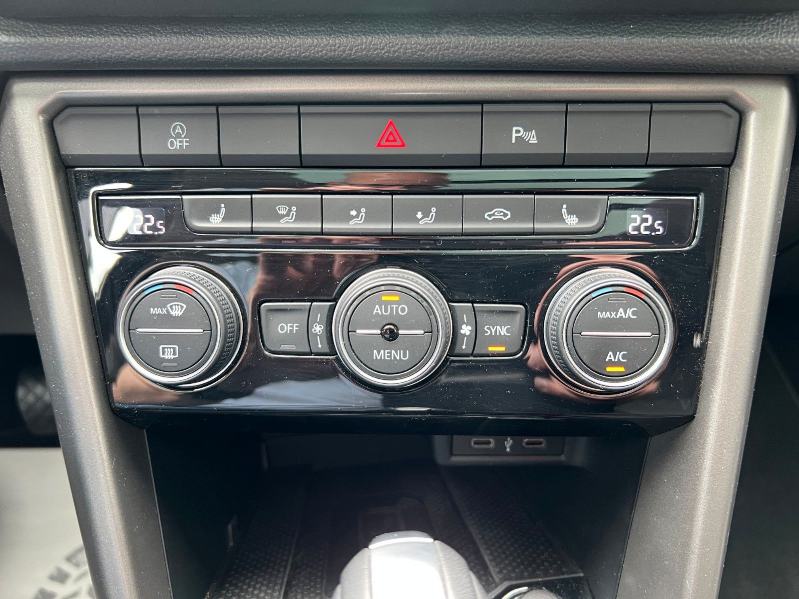 Volkswagen T-Roc Style 1.5TSi DSG R-Line - Samsaru's Car Outlet
