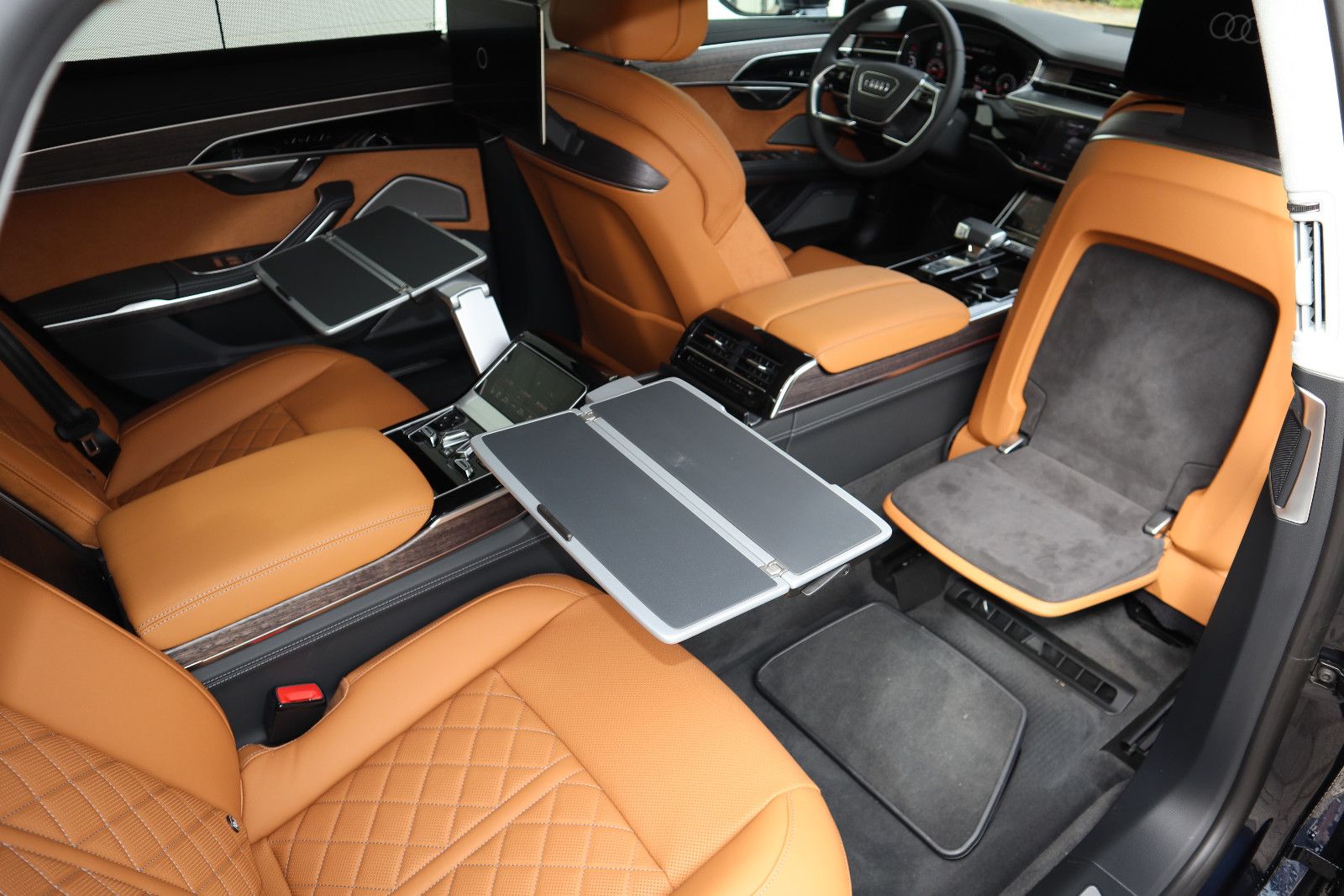 Audi A8L 55 TFSI lang - Samsaru's Car Outlet