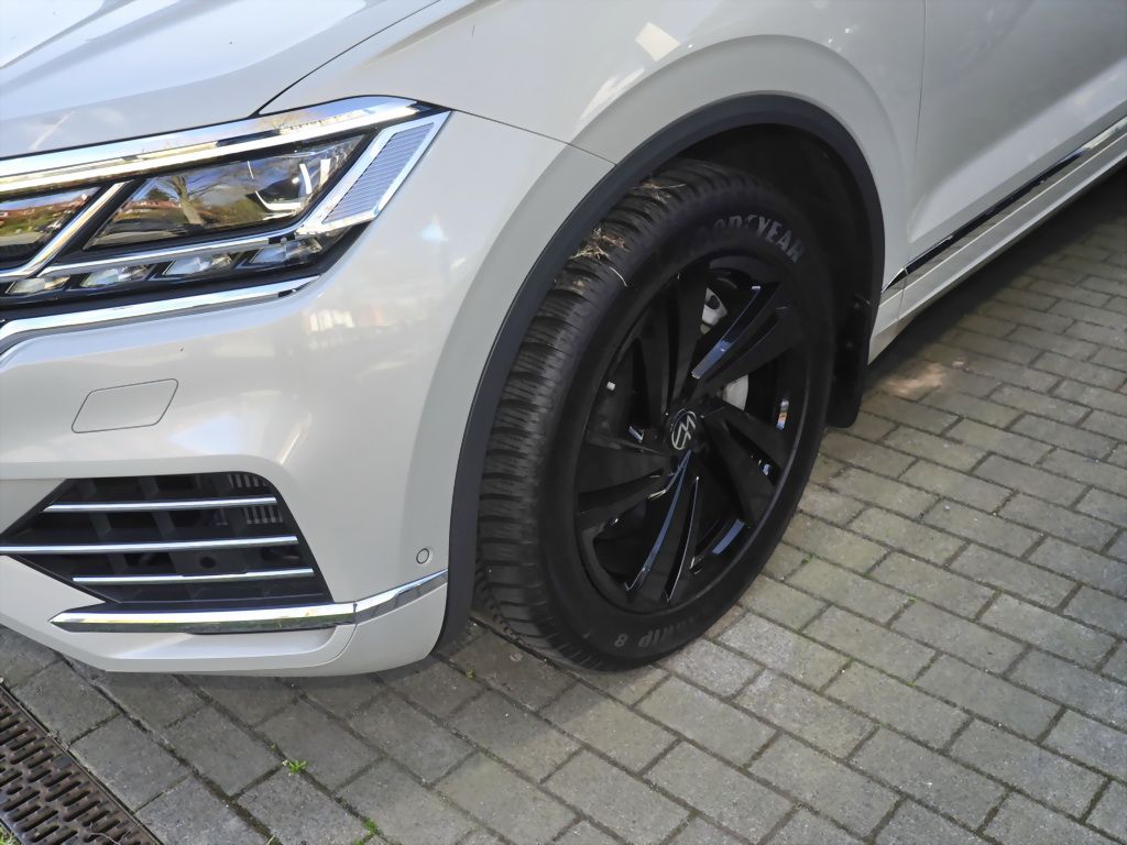 Volkswagen Touareg V6 eHybrid 4M Atmosphere - Samsaru's Car Outlet
