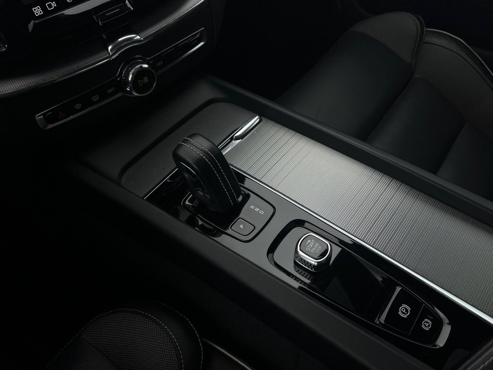 Volvo XC60 B4 D AWD R Design - Samsaru's Car Outlet