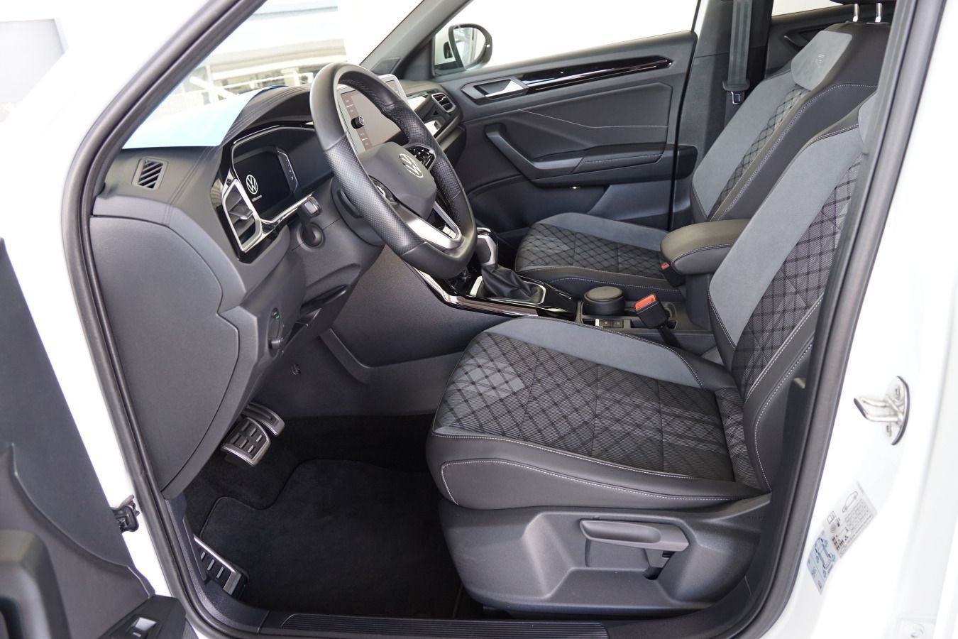 Volkswagen T-Roc R-Line 1.5 TSI DSG - Samsaru's Car Outlet