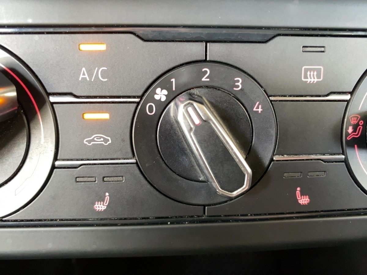 Volkswagen Polo VI Comfortline - Samsaru's Car Outlet
