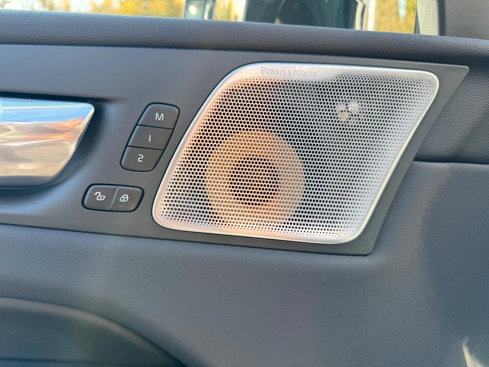 Volvo XC60 T8 AWD Geartronic R-DESIGN-22"-AHK-Luft-B&W