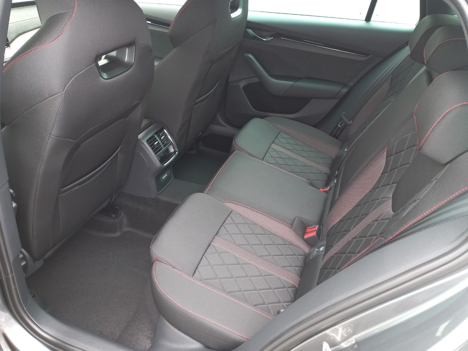 Skoda Octavia Combi RS TSI - Samsaru's Car Outlet