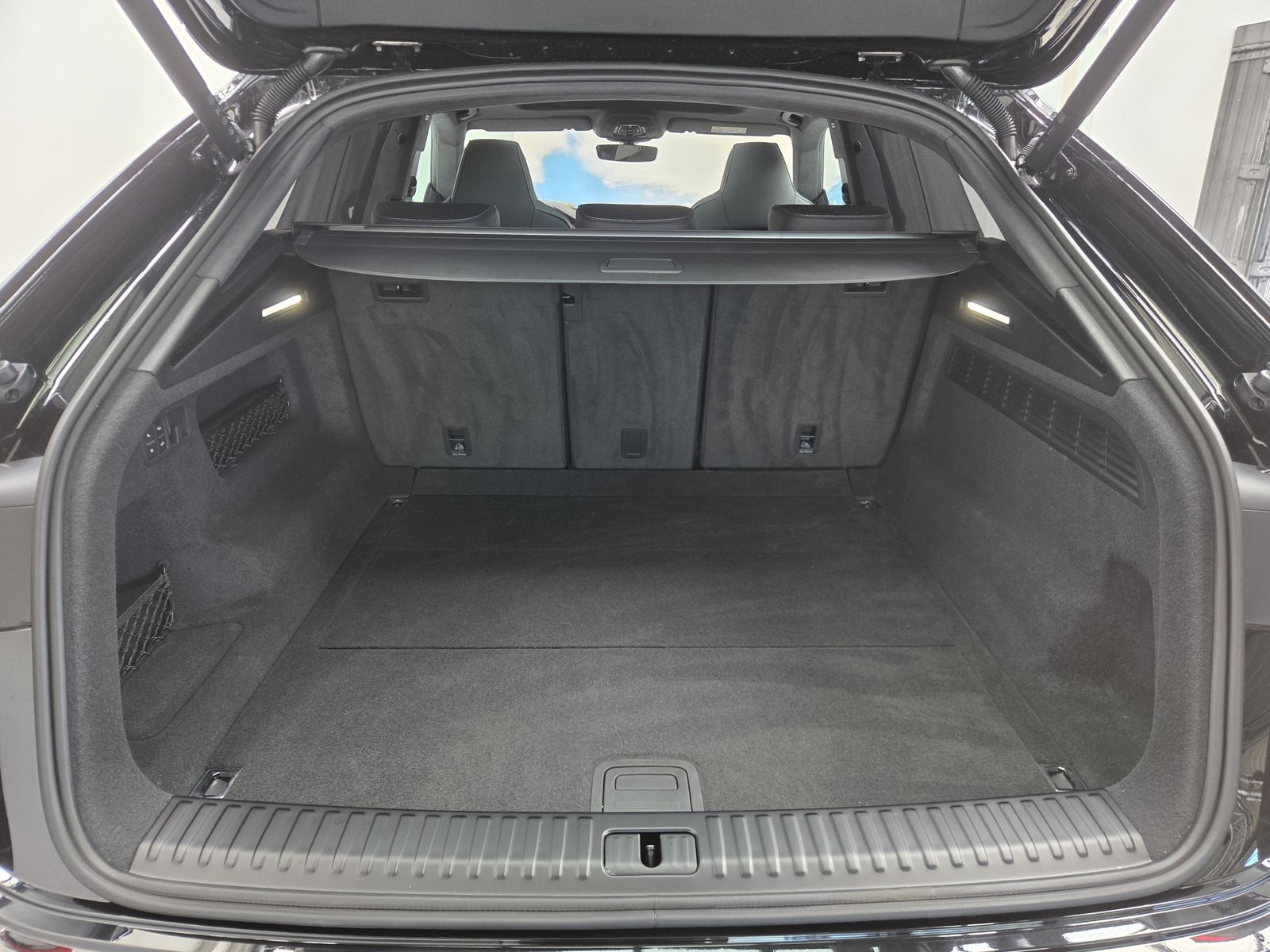 Audi RSQ8 Sportabgas AHK Standhzg. Black+ RS-Design