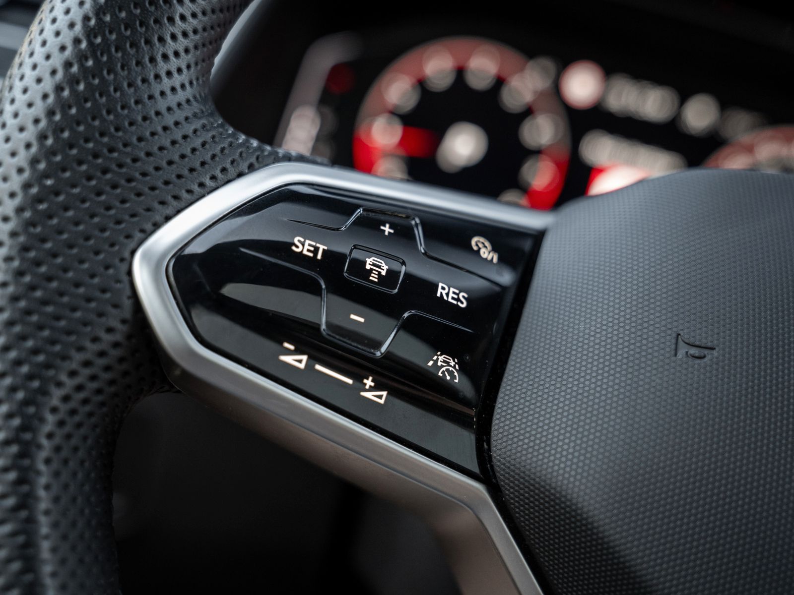 Volkswagen Tiguan R-Line 2.0 TSI - Samsaru's Car Outlet
