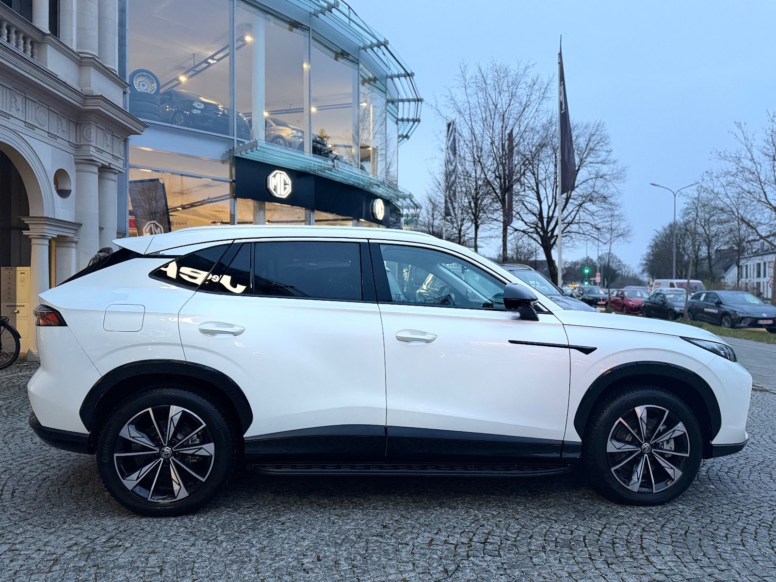 MG HS PHEV // PLUG-IN-HYBRID