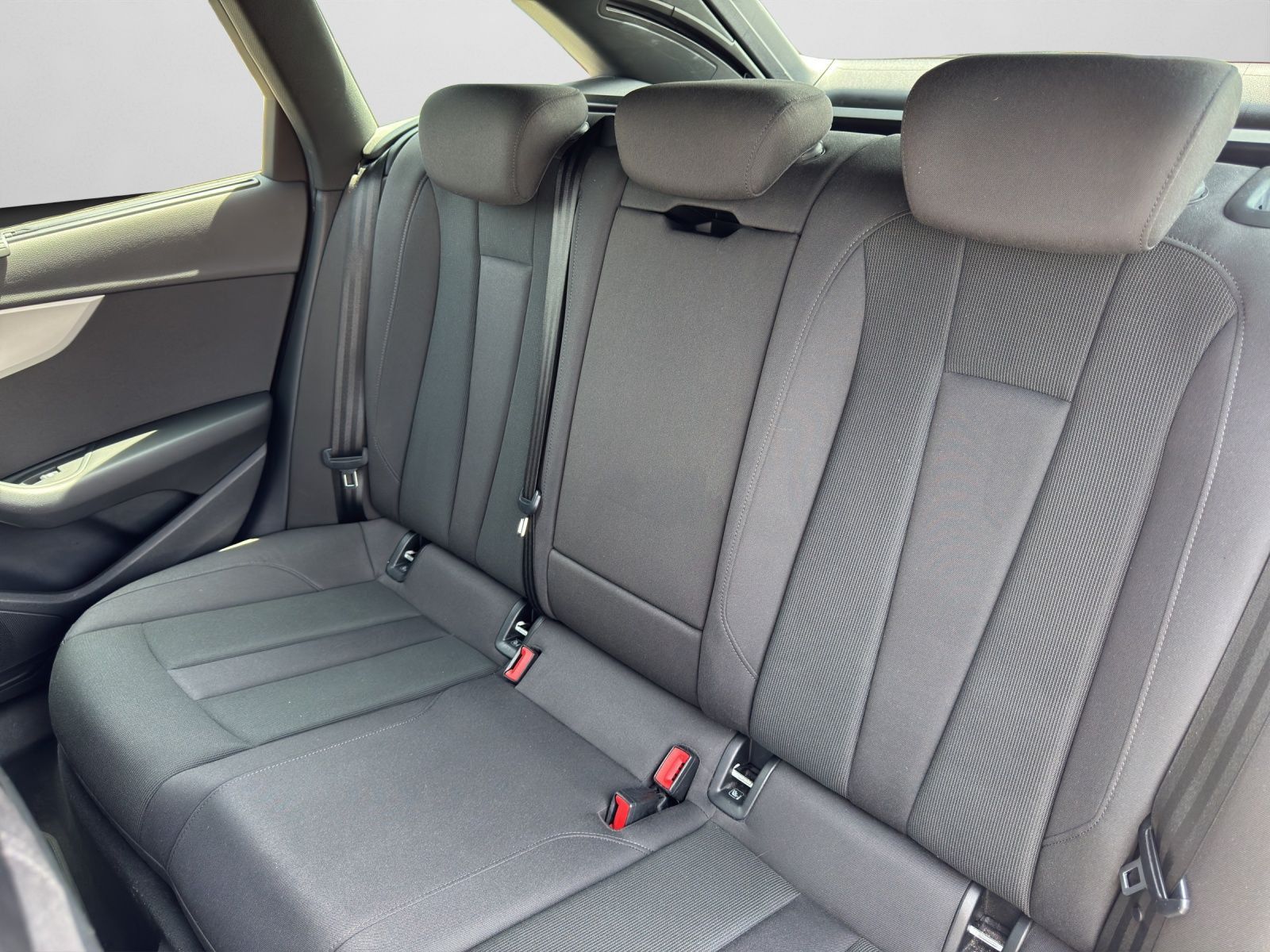 Audi A4 Avant 35 TFSI S line S tronic - Samsaru's Car Outlet