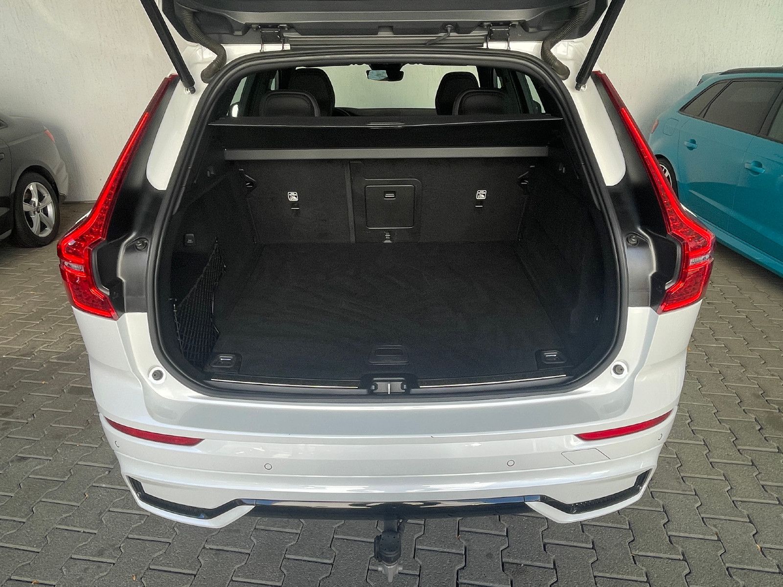 Volvo XC60 Plus Dark AWD*Navi*LED*Leder AHK*