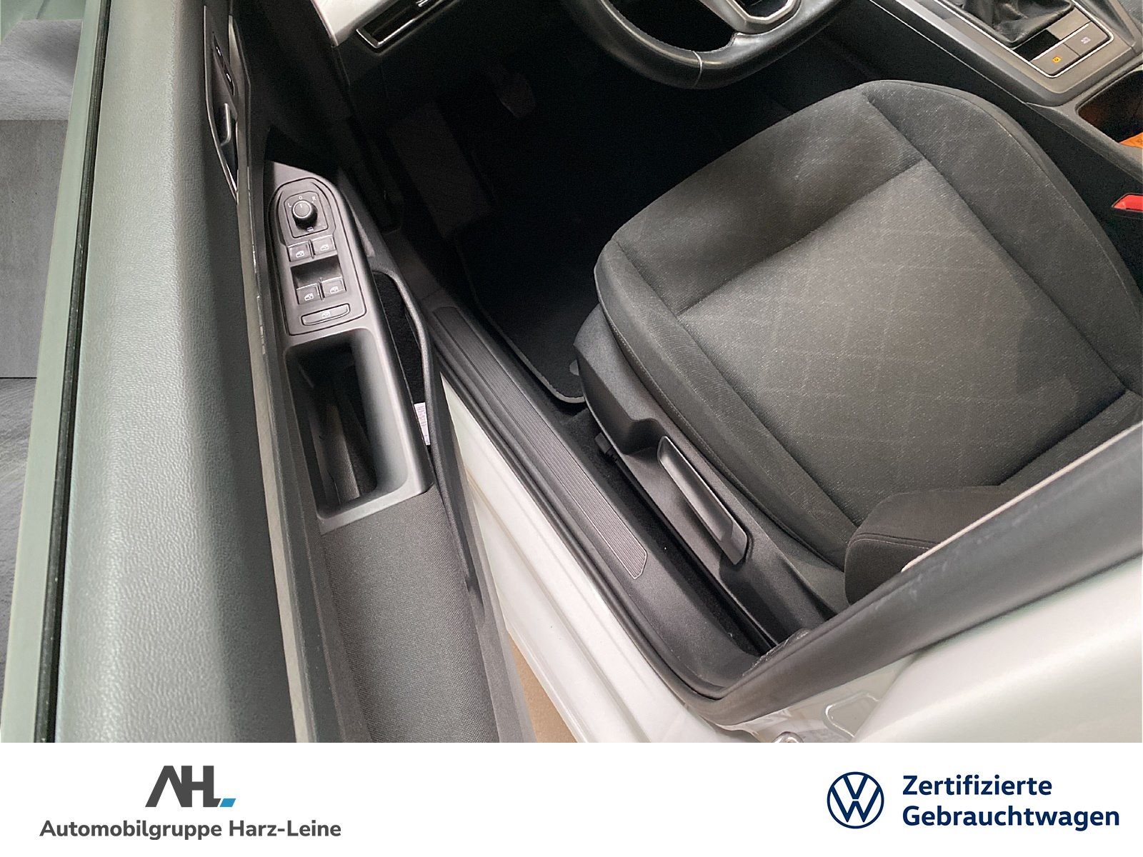 Volkswagen Golf VIII 1.5 TSI Life - Samsaru's Car Outlet