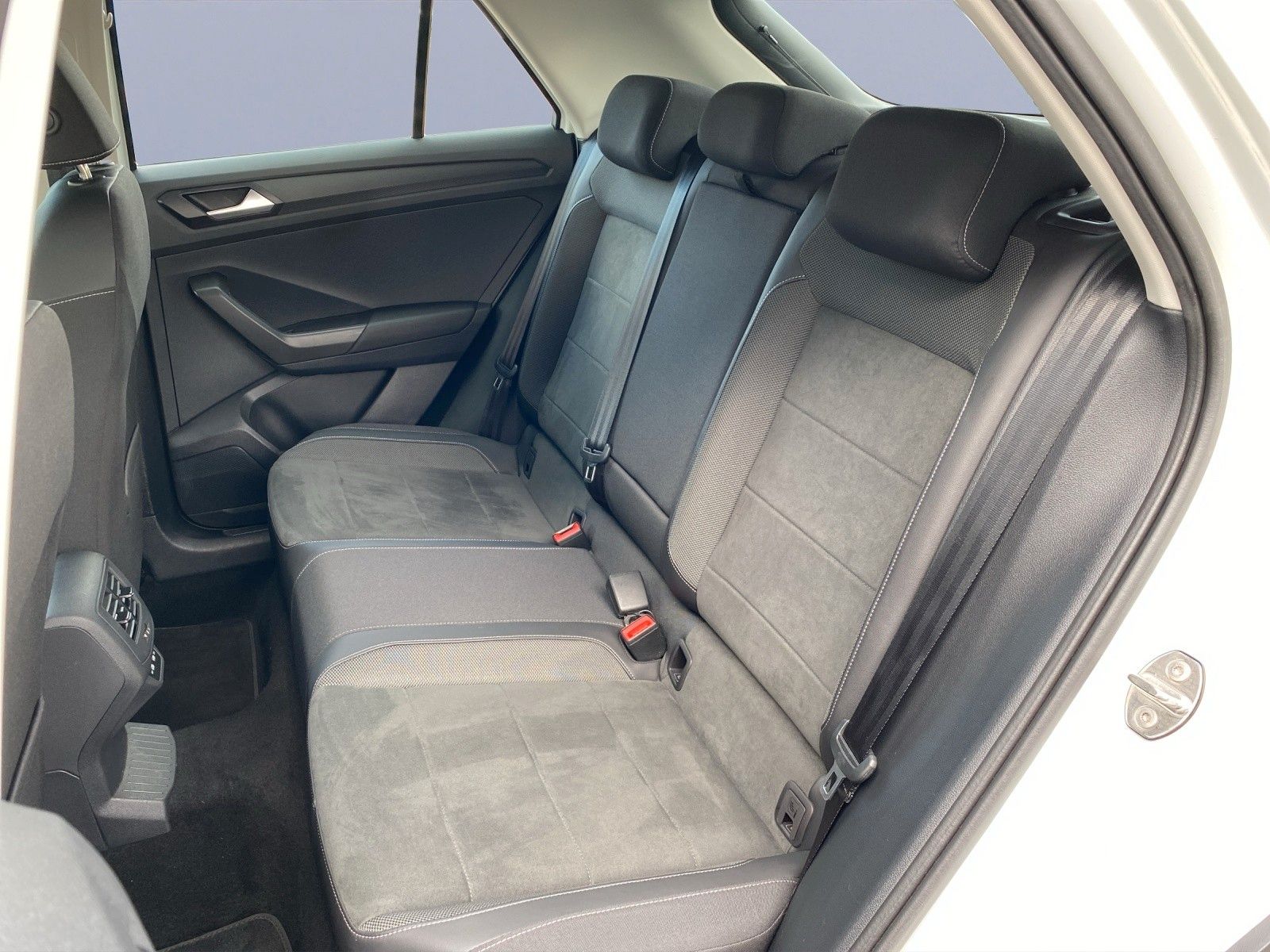 Volkswagen T-Roc 2.0 TDI STYLE - Samsaru's Car Outlet