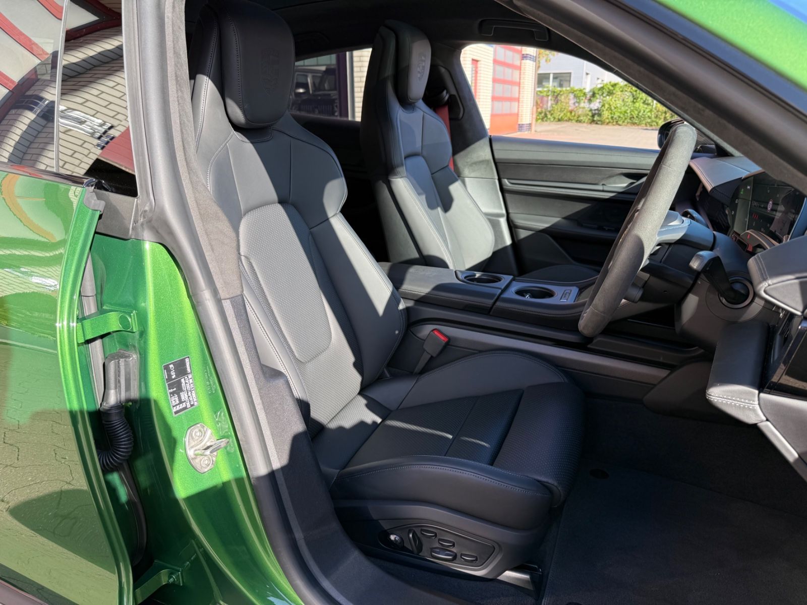 Porsche TAYCAN 4S RHD RECHTSLENKER, PANO, BOSE