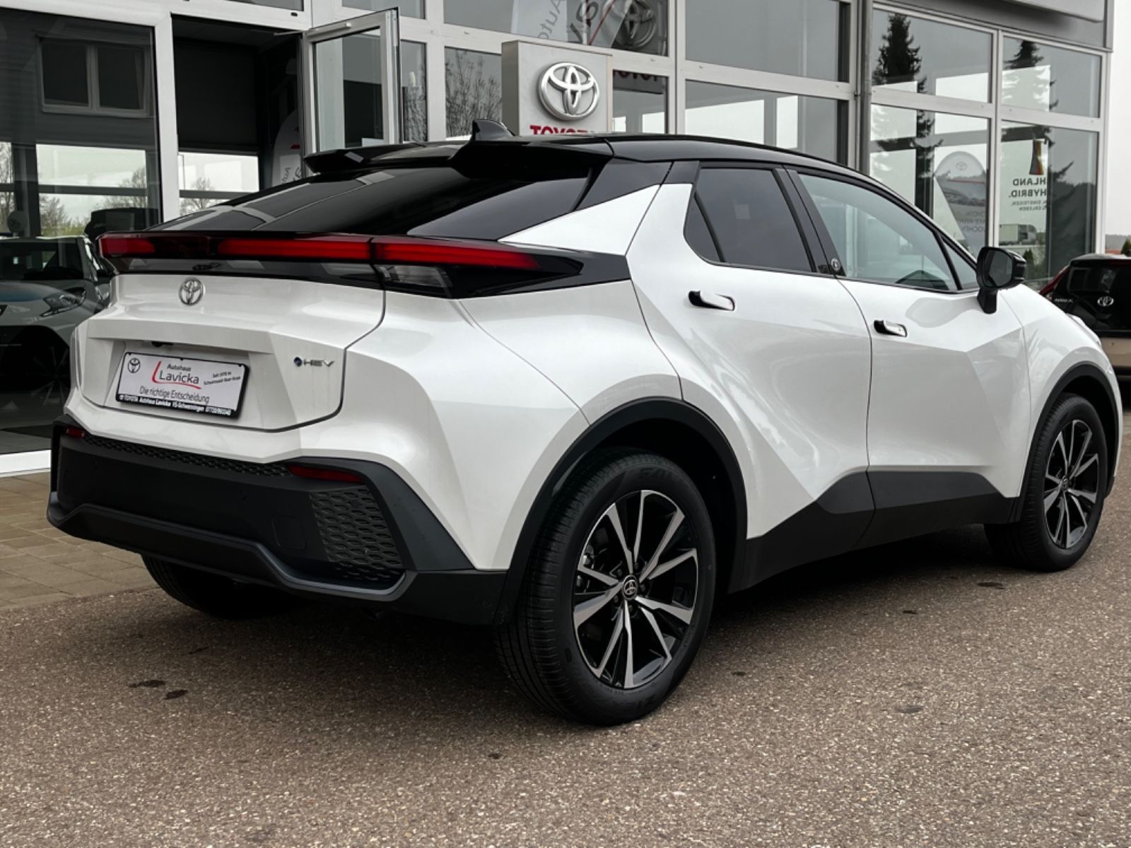 Toyota C-HR 1.8l Hybrid Team - Samsaru's Car Outlet