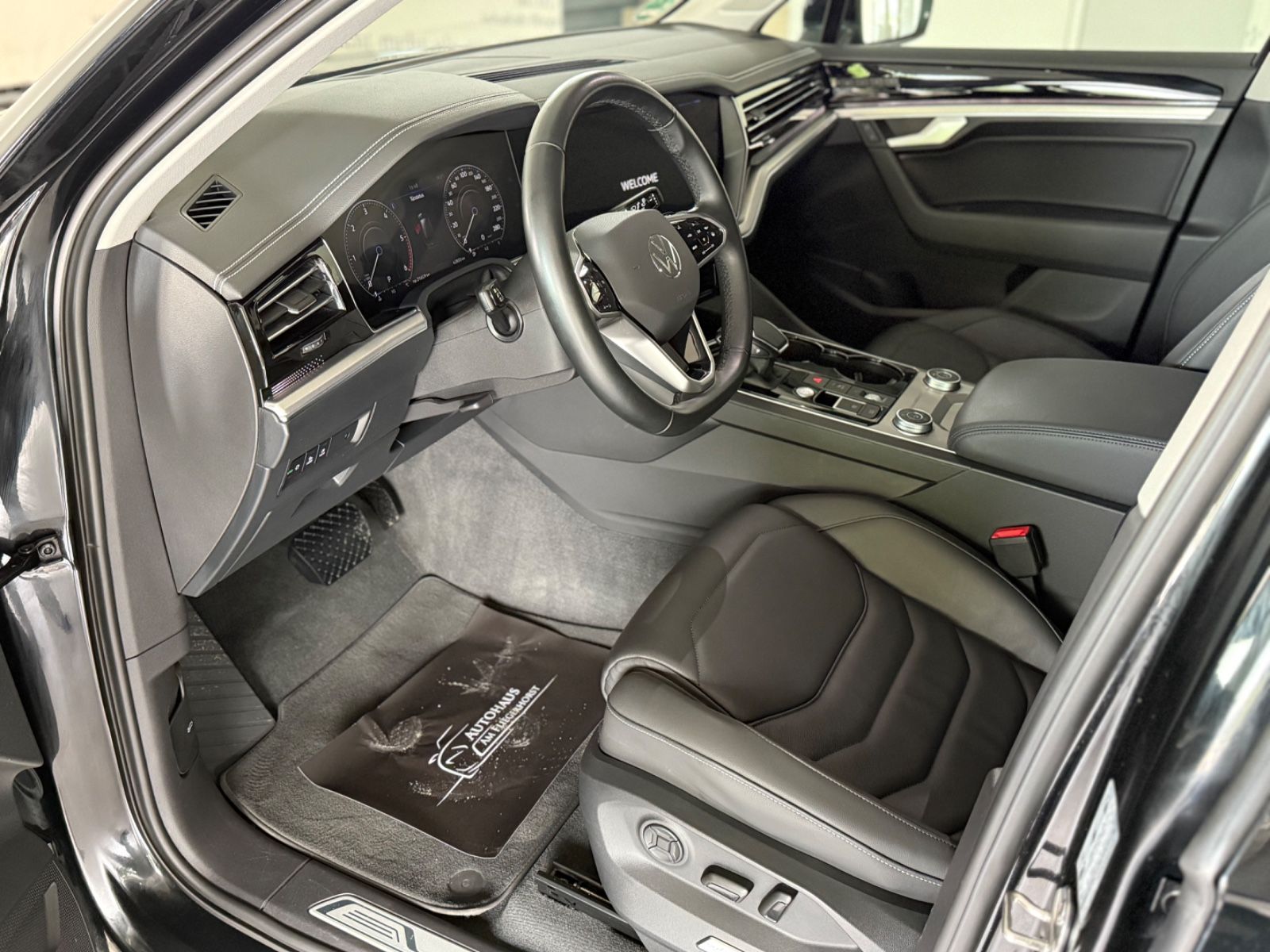 Volkswagen Touareg R-Line 4Motion - Samsaru's Car Outlet