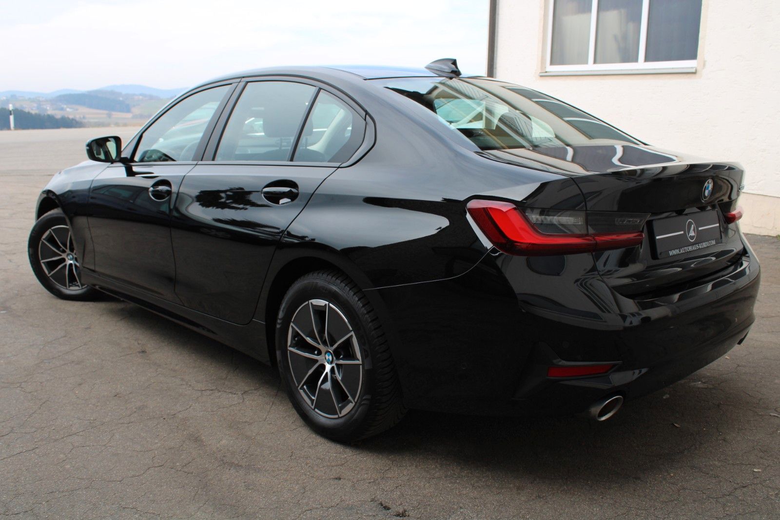 BMW 320i Lim. Advantage - Samsaru's Car Outlet
