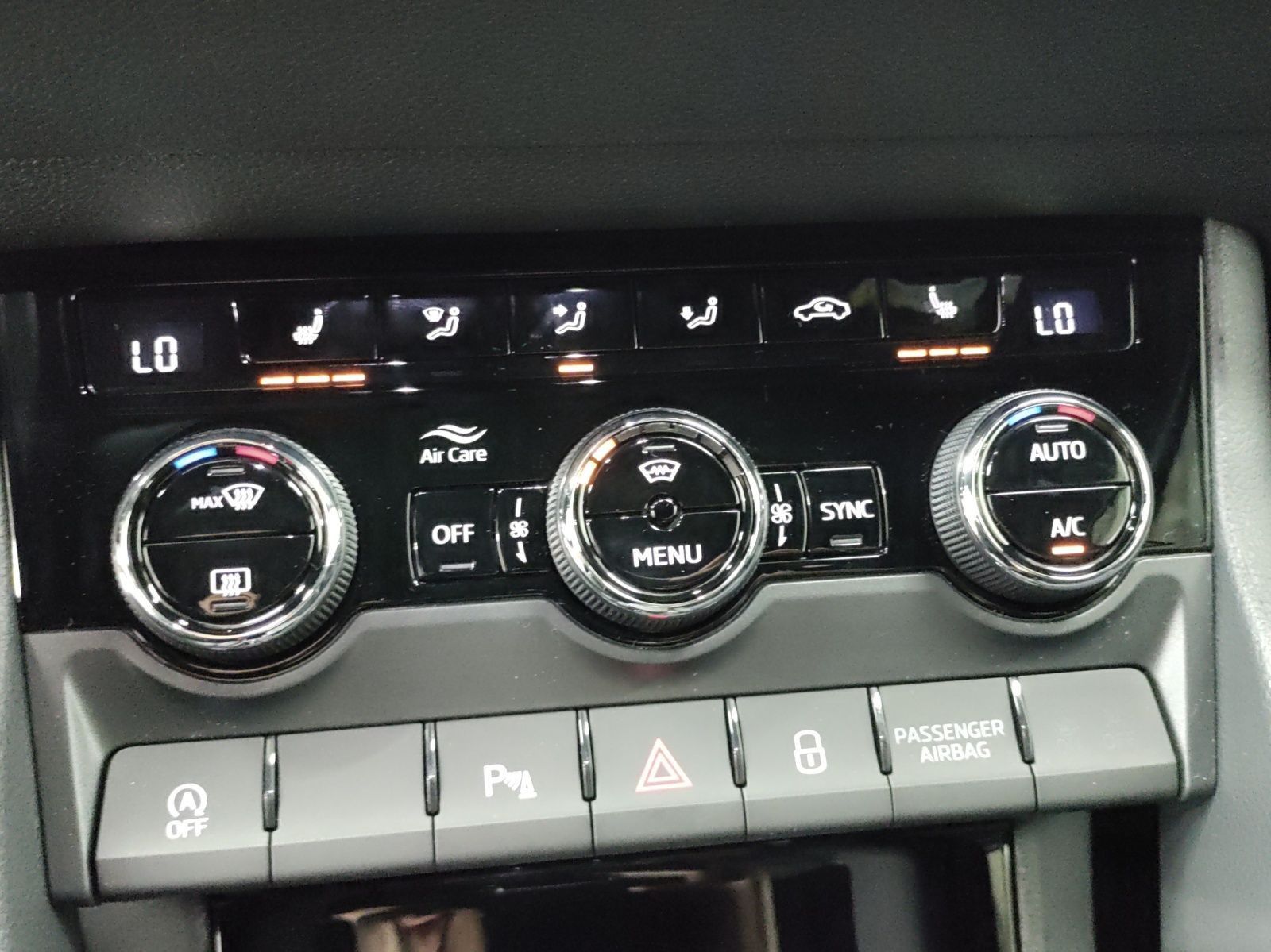 Skoda Karoq 2.0 TSI DSG 4x4 SPORTLINE LM19 LEDER PANO