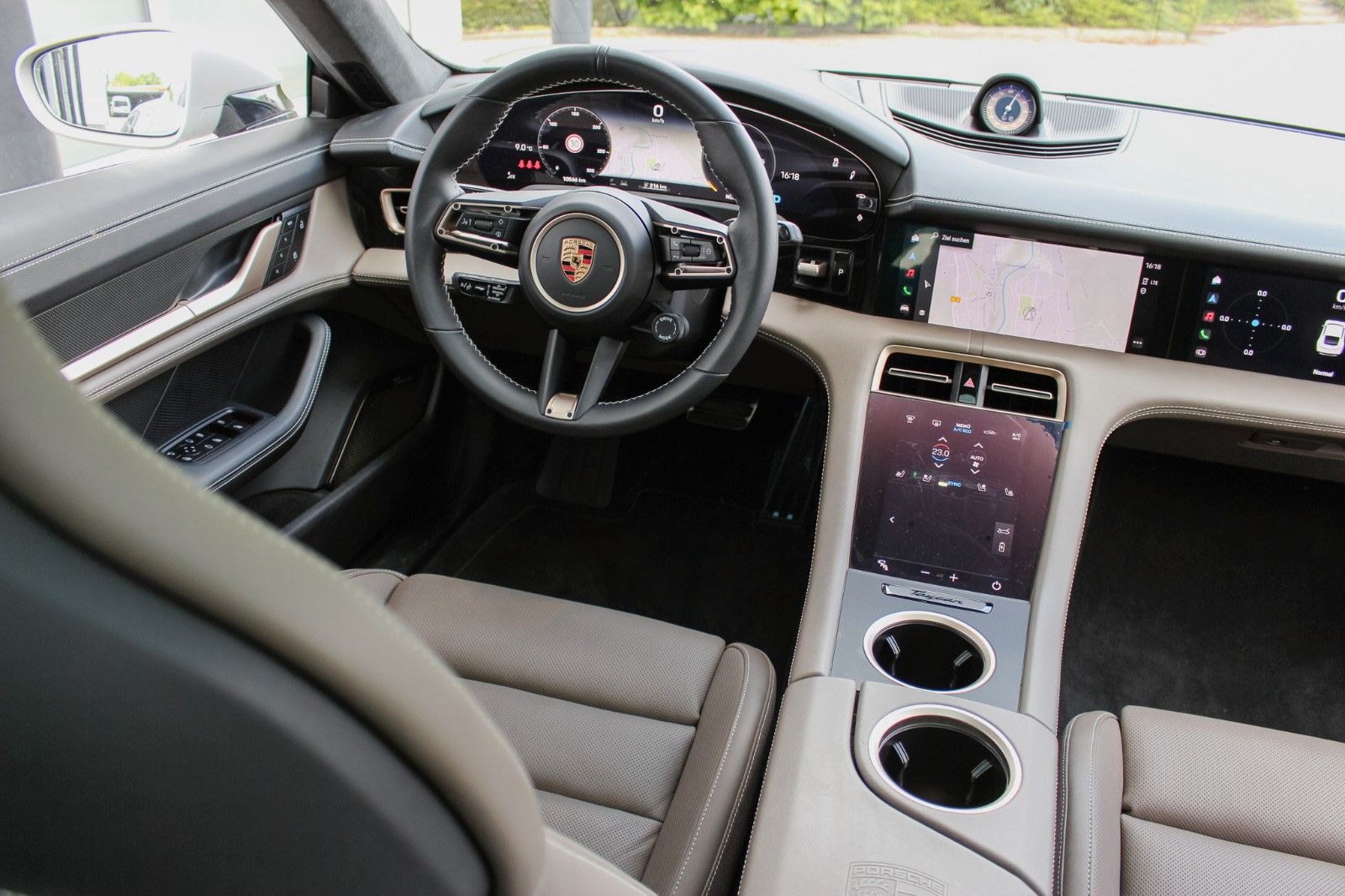 Porsche Taycan Turbo S / ENTERTAINMENT / BEIFAHRER DISP.