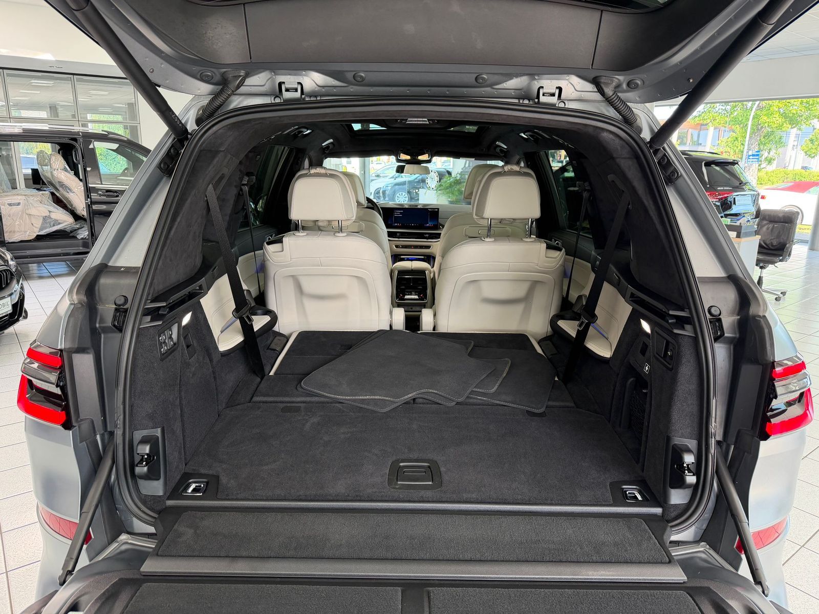 BMW X7 M60 i*PANO-SKY*B&W*HUD*KRISTALL*6-SITZ*360°