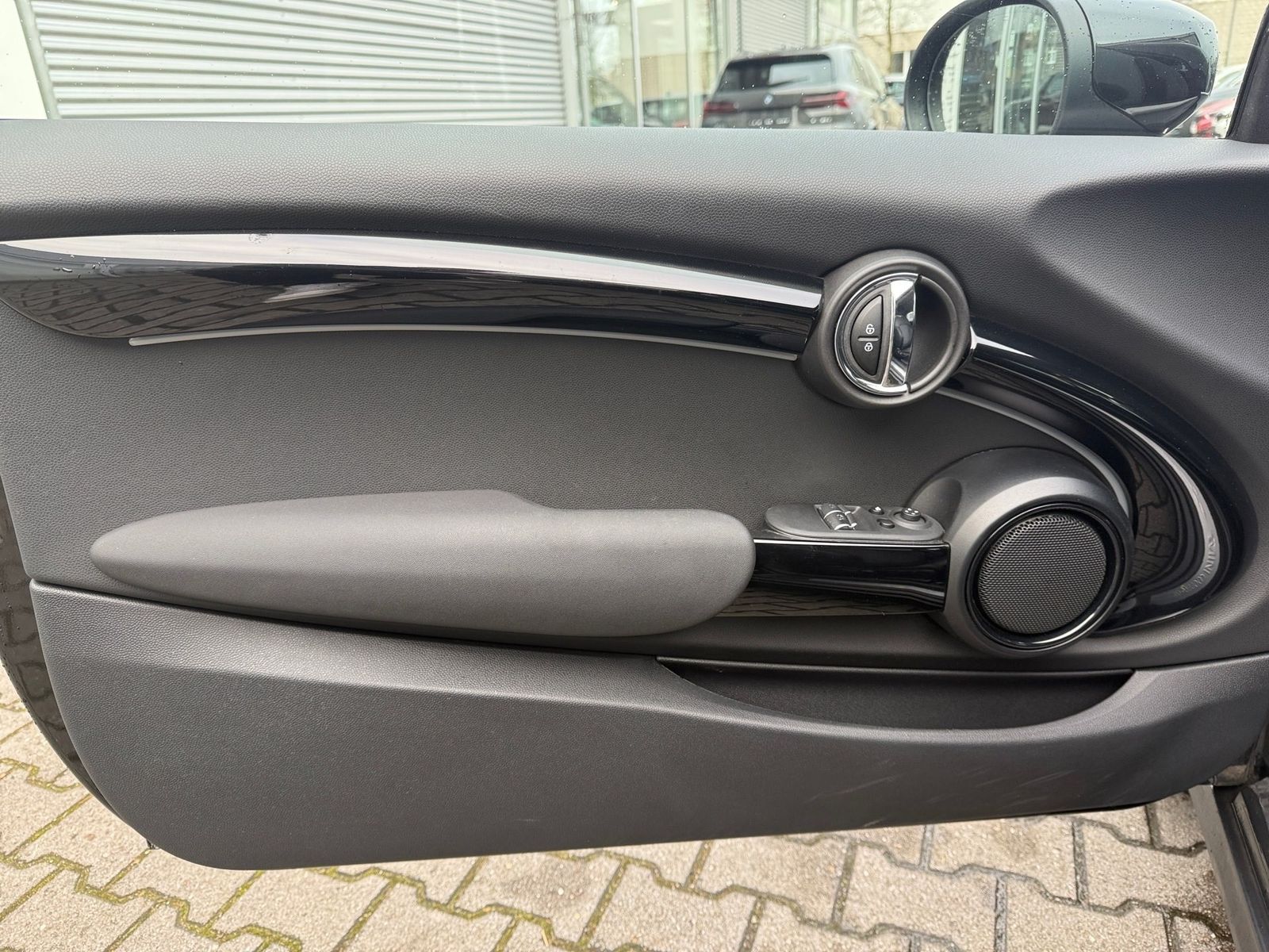 MINI Cooper SE Classic - Samsaru's Car Outlet
