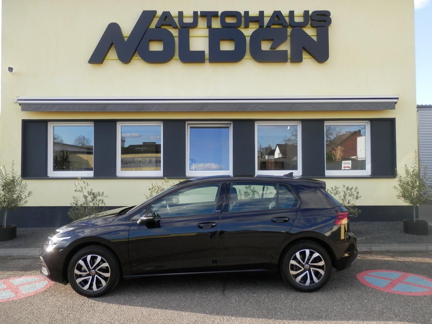 Volkswagen Golf Life - Samsaru's Car Outlet