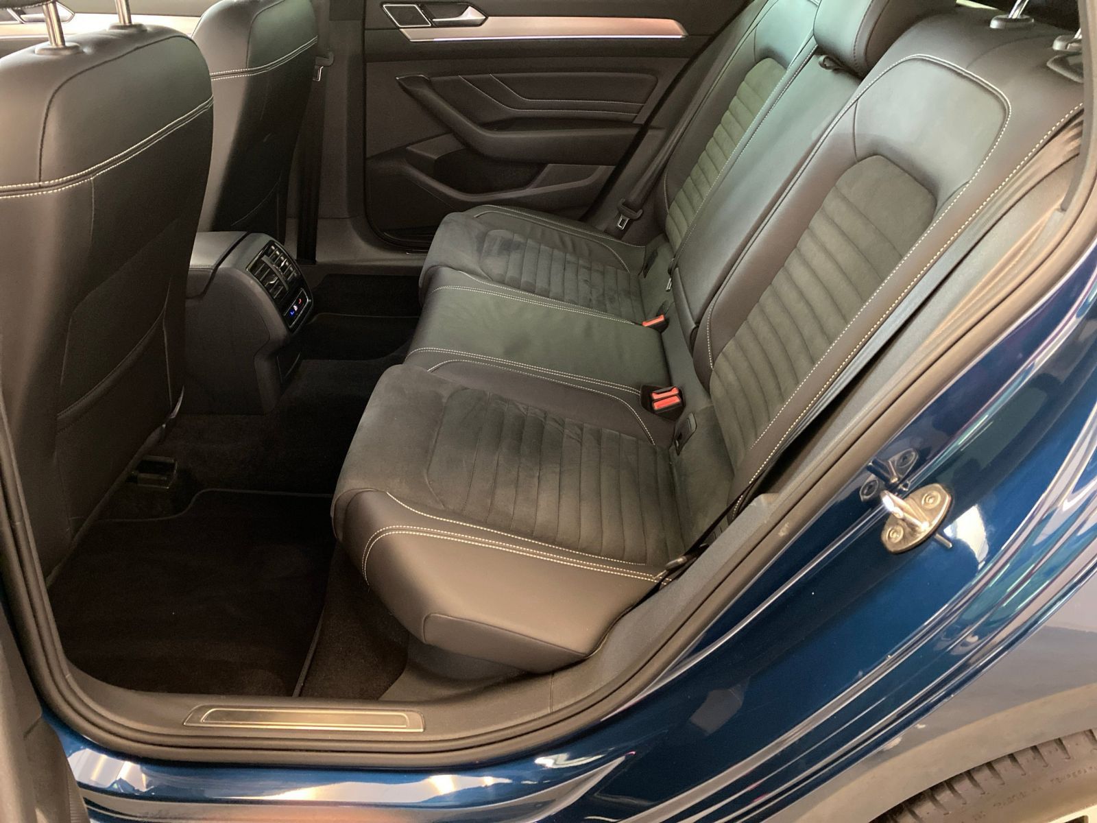 Volkswagen Passat Variant 1.5 TSI Elegance R-Line - Samsaru's Car Outlet