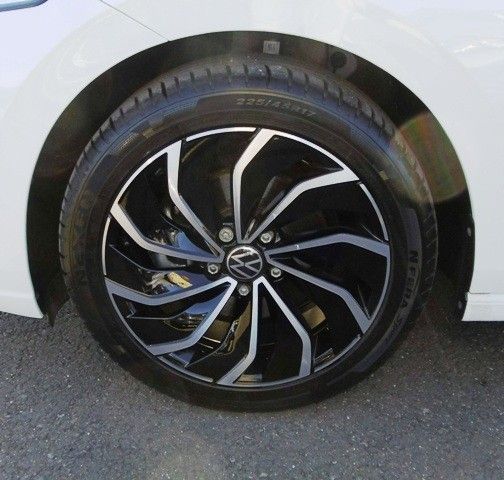Volkswagen Golf VIII 1.5 TSI OPF Life - Samsaru's Car Outlet