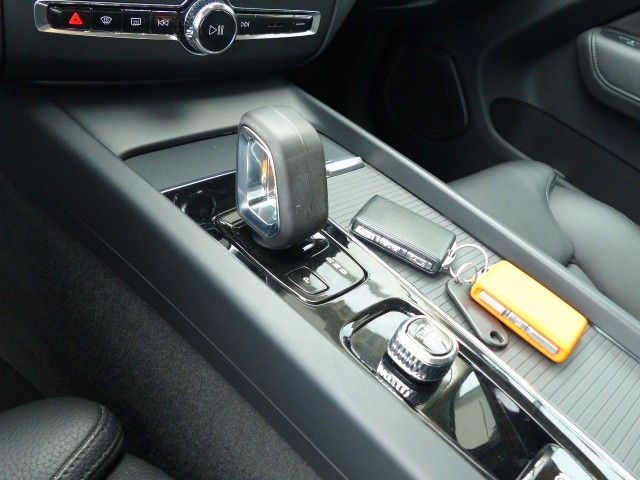 Volvo XC60 Momentum Pro B4 - Samsaru's Car Outlet