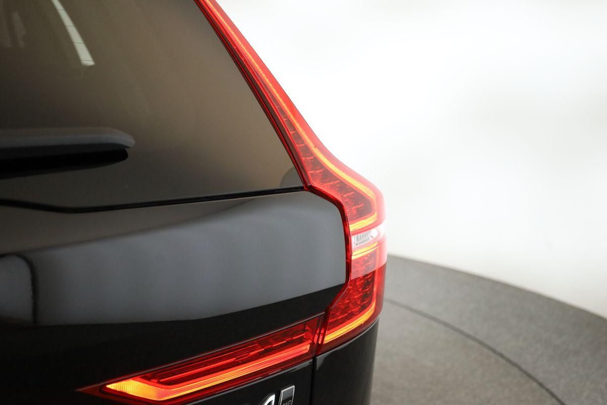 Volvo XC60 B4 AWD Plus Dark LED Pano ACC Kam 21" AHK