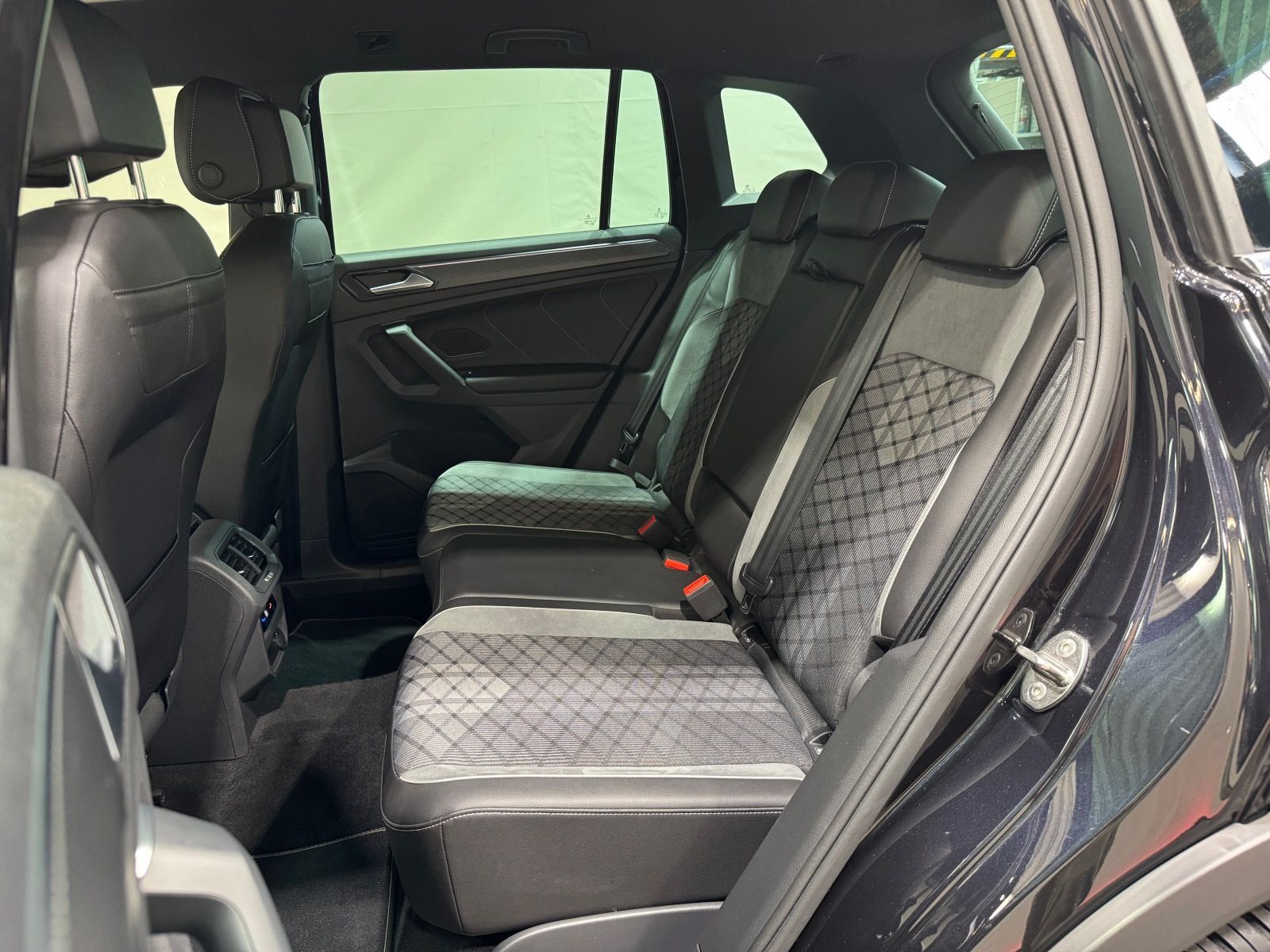 Volkswagen Tiguan R-Line 2.0 TDI DSG 4M - Samsaru's Car Outlet