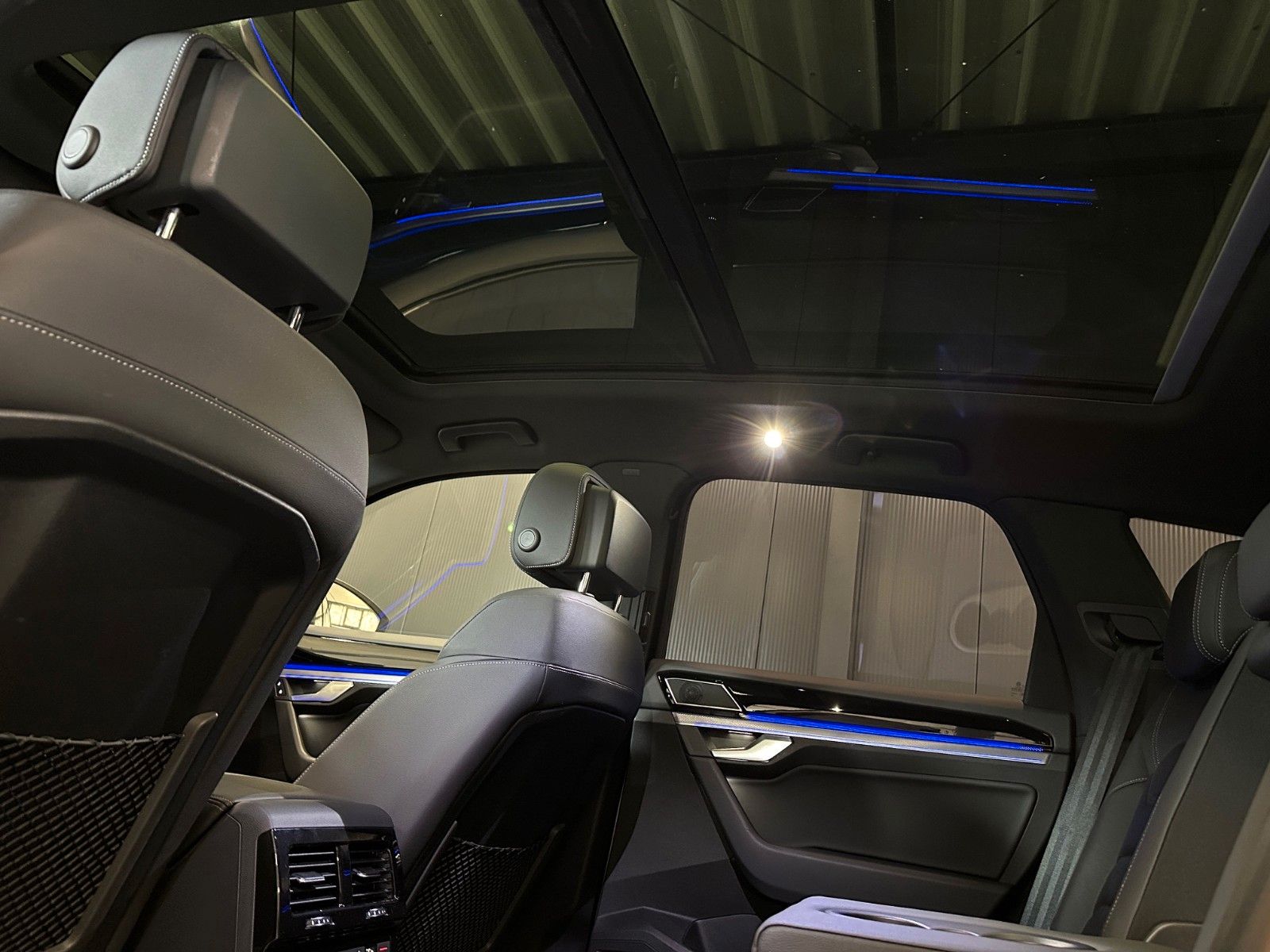 Volkswagen Touareg R-Line 4Motion Black - Samsaru's Car Outlet