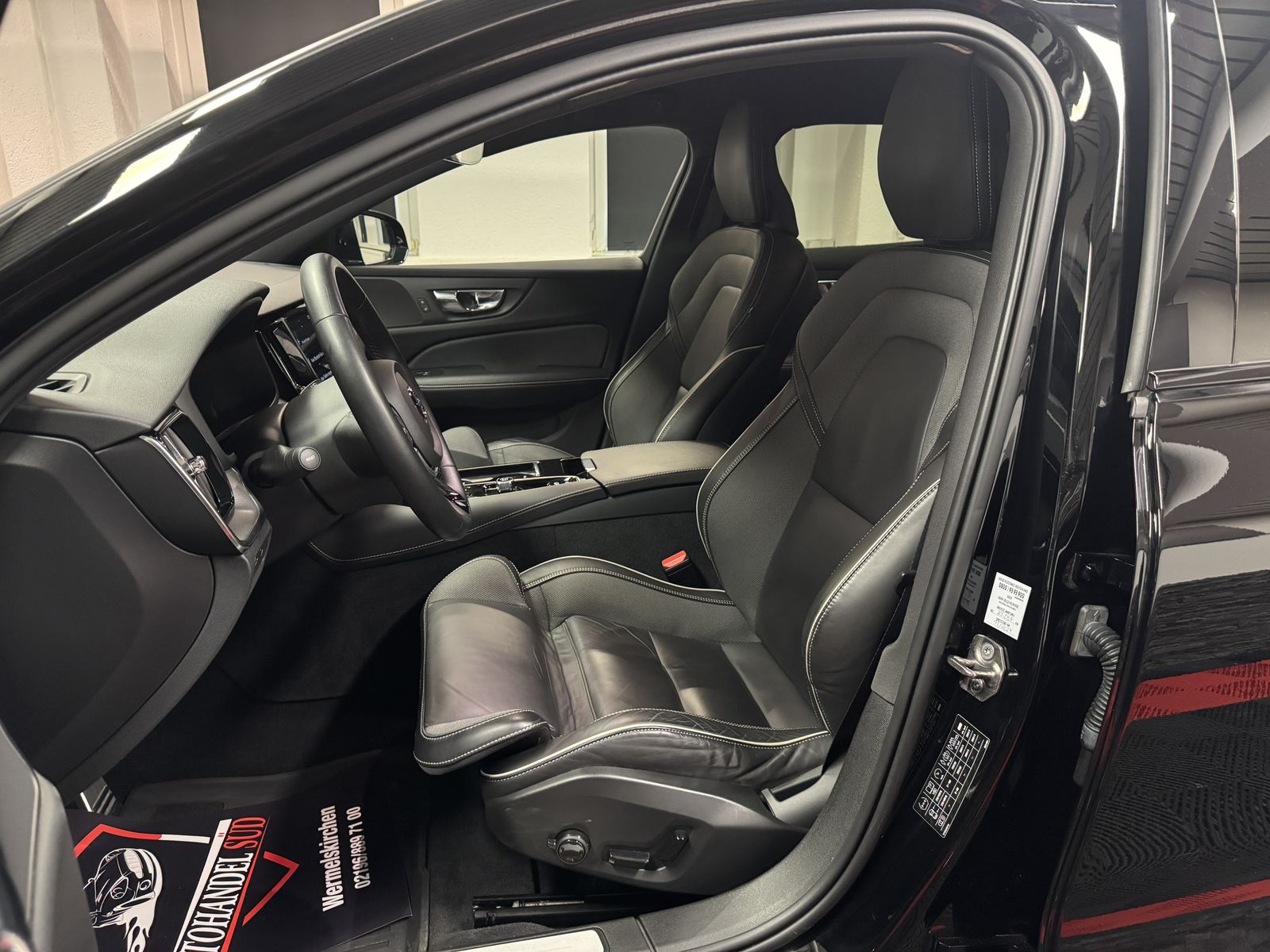 Volvo V60 R Design Recharge Plug-In Hybrid AWD