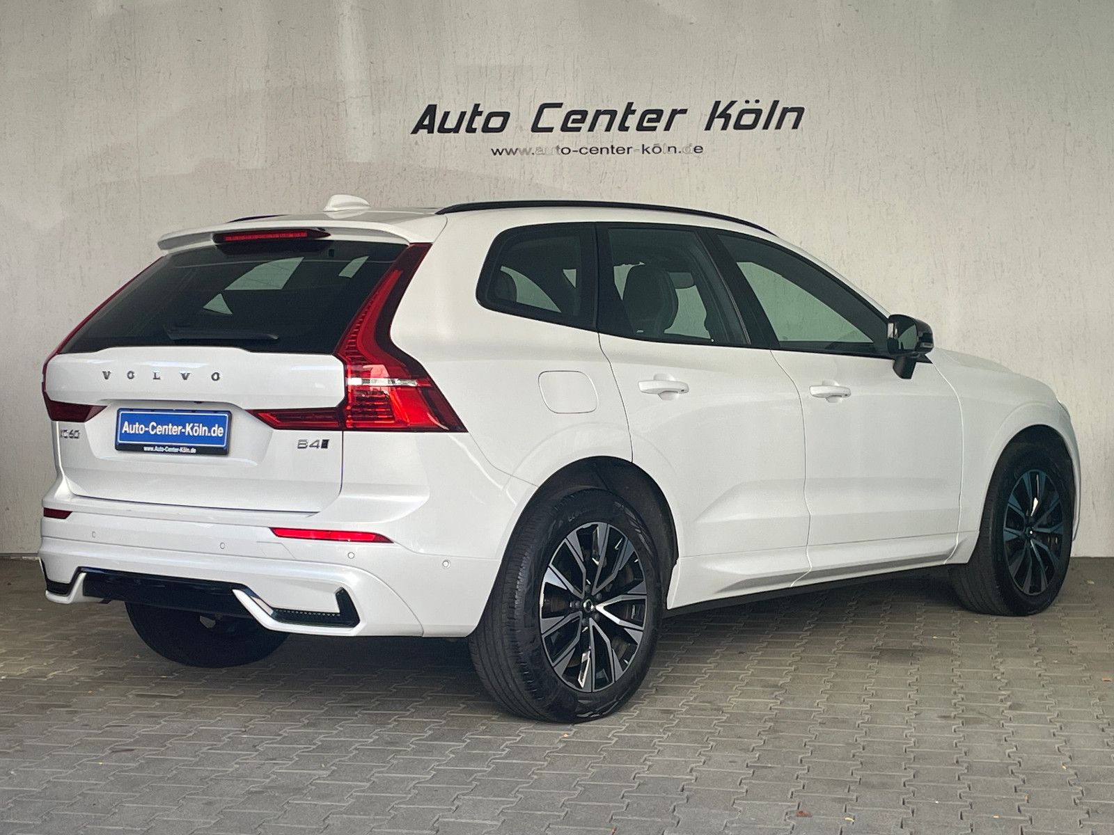 Volvo XC60 Plus Dark AWD*Navi*LED*Leder AHK*