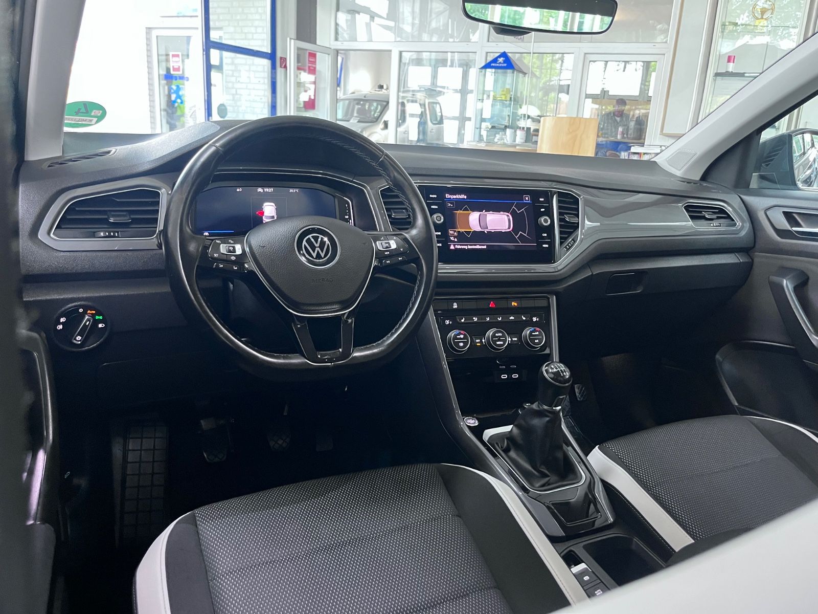 Volkswagen T-Roc Sport - Samsaru's Car Outlet