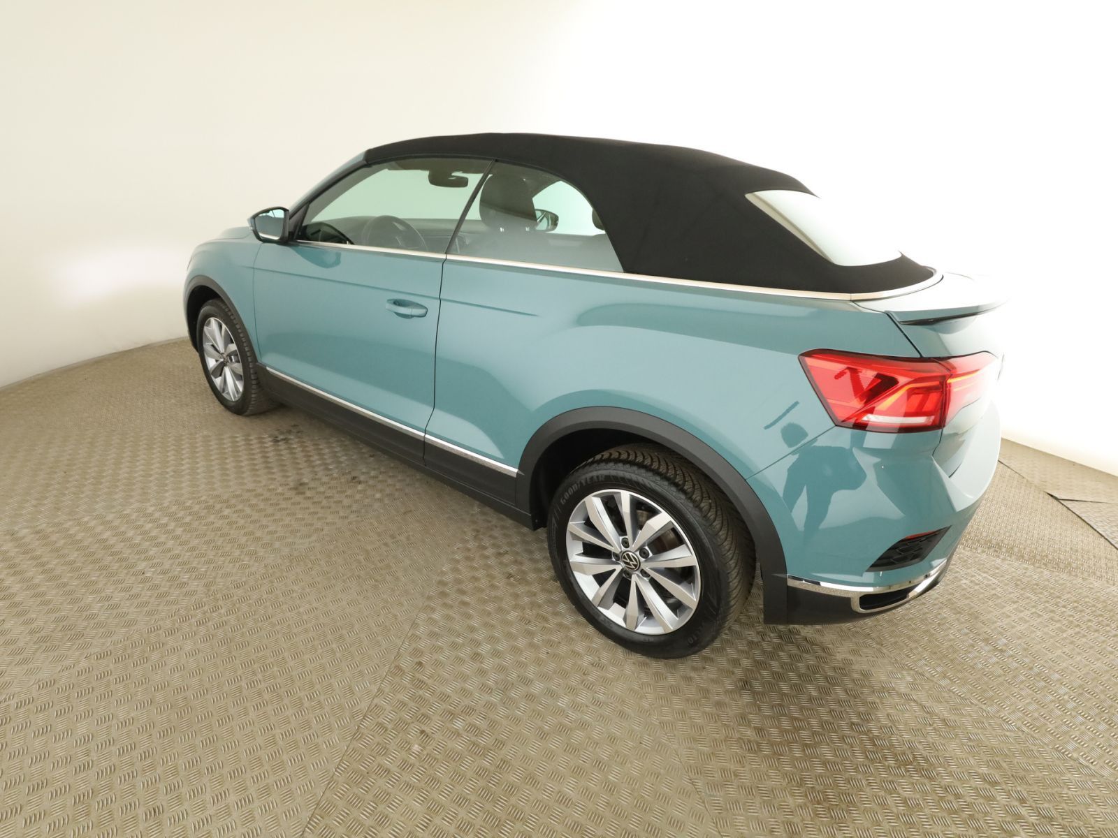 Volkswagen T-Roc 1.0 TSI Style - Samsaru's Car Outlet