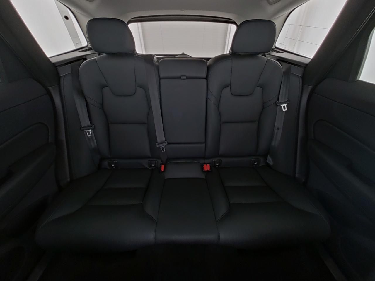 Volvo XC60 B4 PLUS DARK - Samsaru's Car Outlet