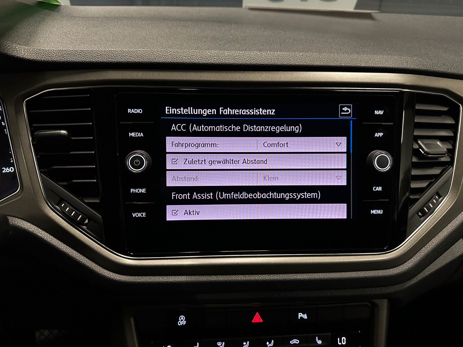 Volkswagen T-Roc 2.0 TDI DSG Style - Samsaru's Car Outlet