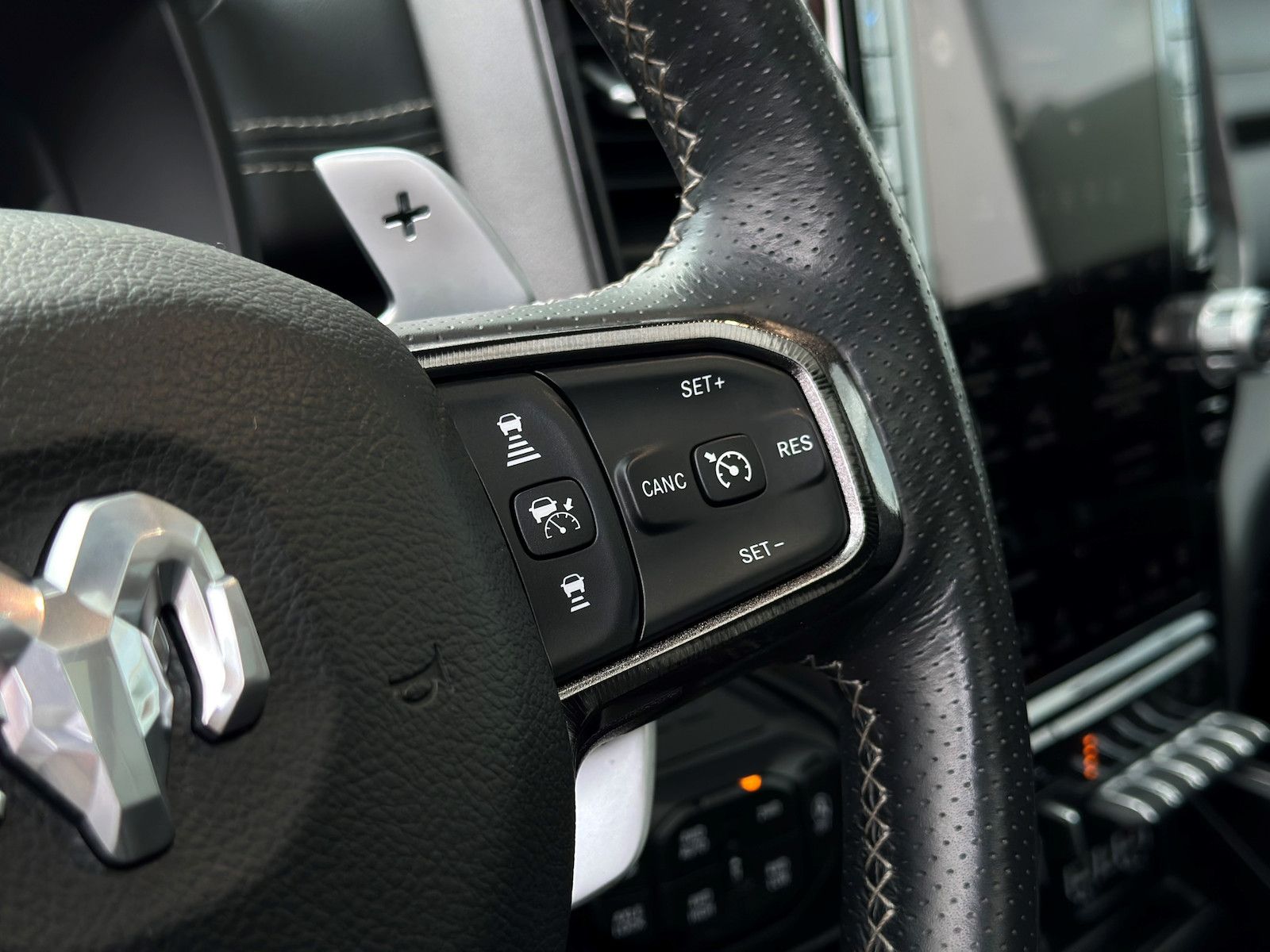 Dodge RAM 1500 Rebel GT Pano HUD Luftf 12´ Bügel 360°