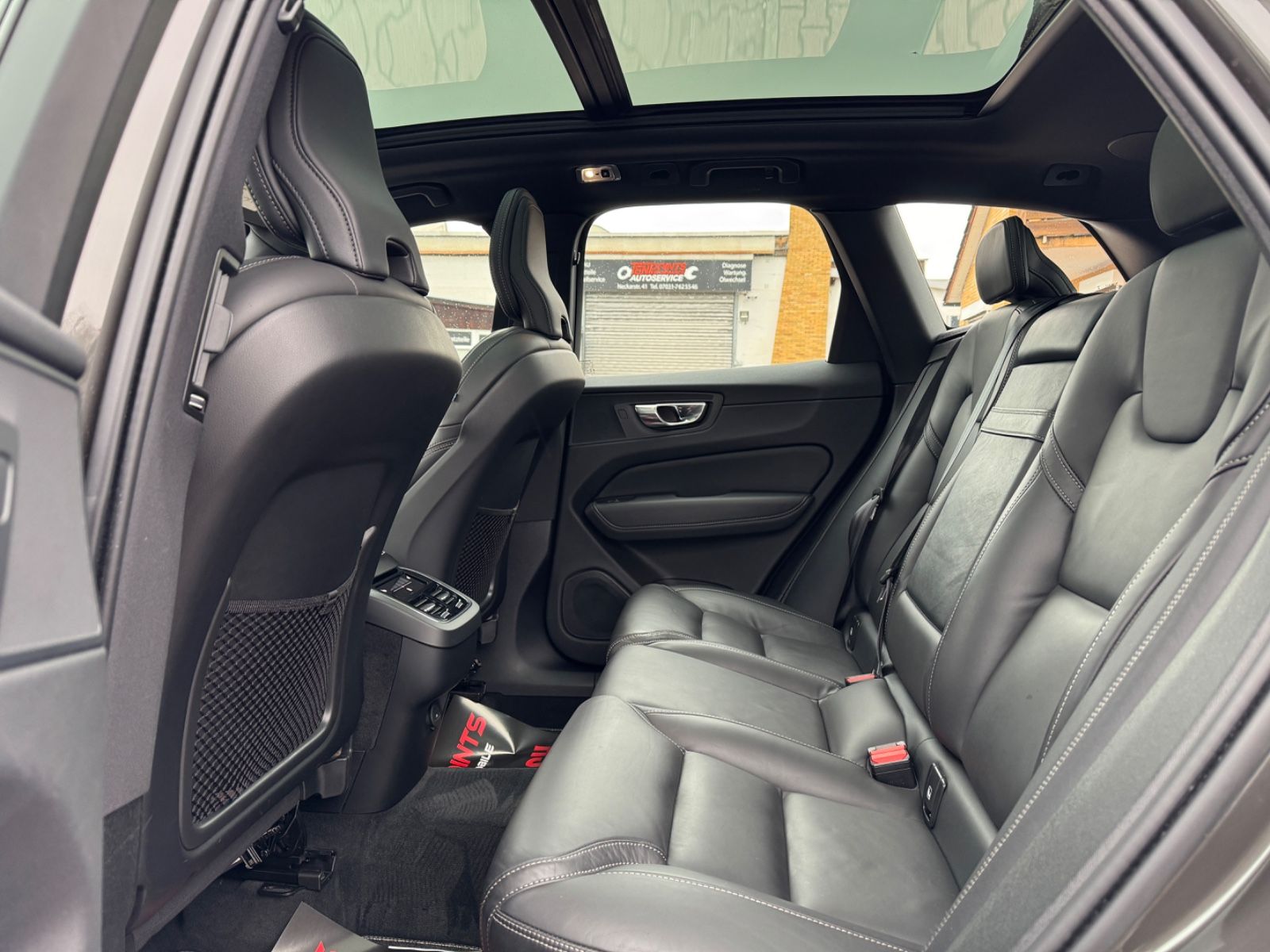 Volvo XC60 R Design AWD - Samsaru's Car Outlet