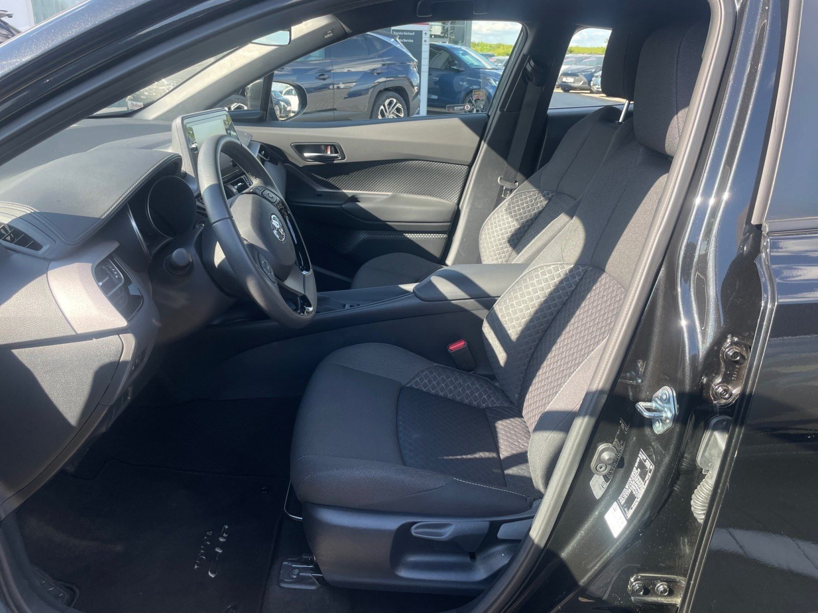 Toyota C-HR 1.8-l-Hybrid 5-Flow - Samsaru's Car Outlet