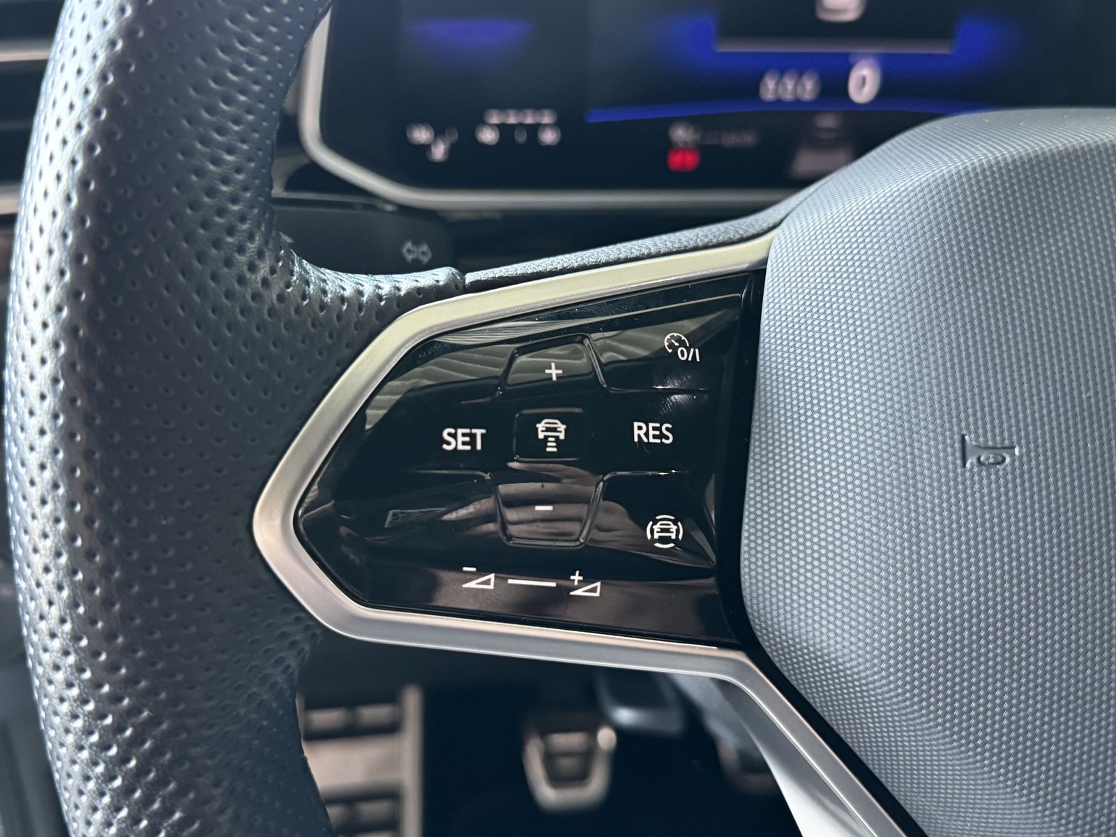 Volkswagen T-Roc 1.0 TSI R-Line - Samsaru's Car Outlet
