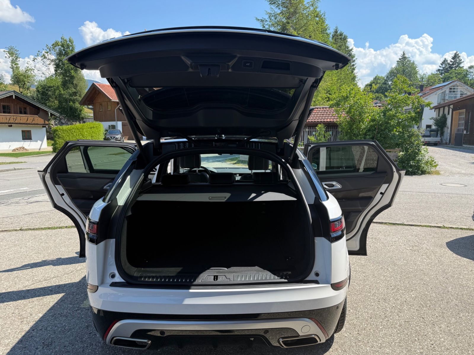 Range Rover Velar D300 Auric Edition - Samsaru's Car Outlet