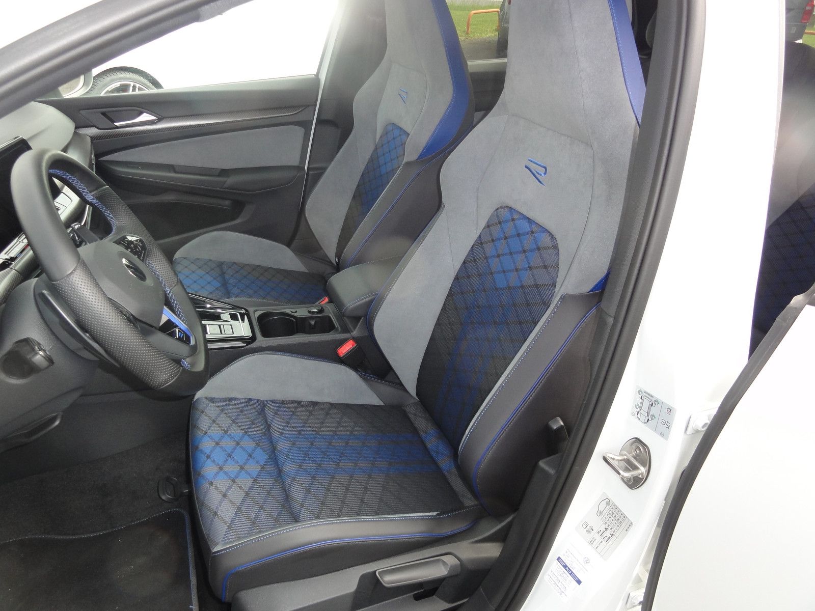 Volkswagen Golf VIII Lim. R 20 Years 4Motion - Samsaru's Car Outlet